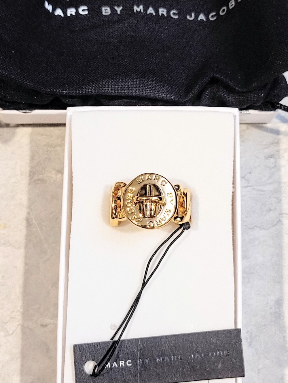 MARC BY MARC JACOB'S BOLD LOGO TURNLOCK DESIGN 18K GOLD PLATED RING SIZE S/M